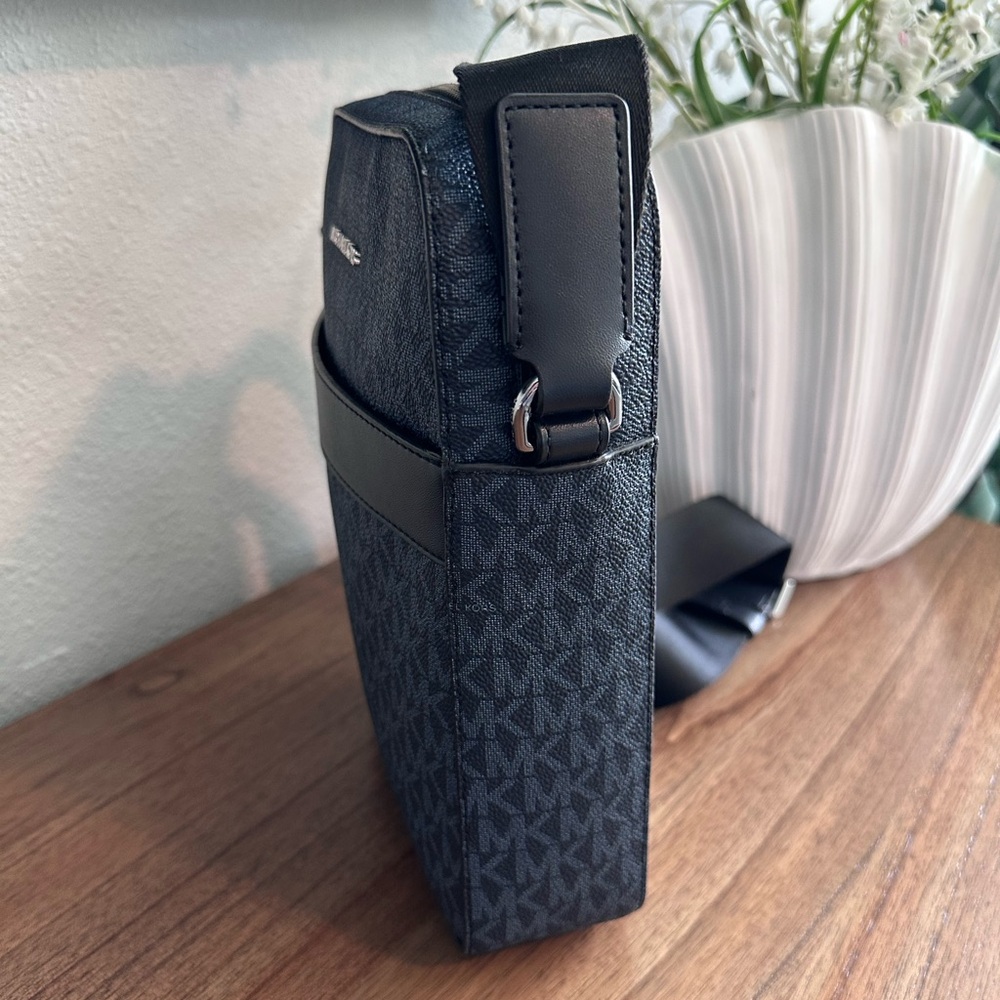 NWOT - Michael Kors Cooper Signature Logo Flight Bag - See Video! - Picture 8 of 13